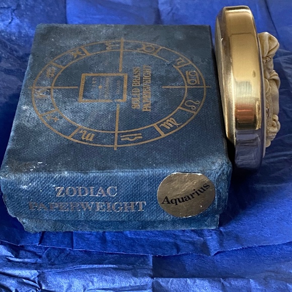 Stuart Houghton I AQUARIUS I Zodiac Paperweight - Picture 6 of 16